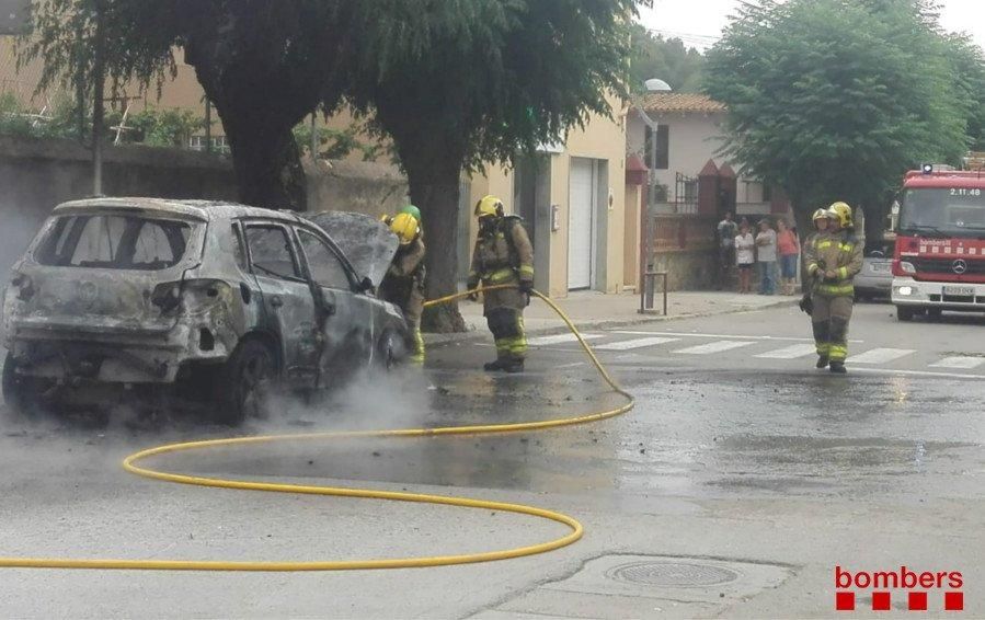 Crema un cotxe a Medinyà