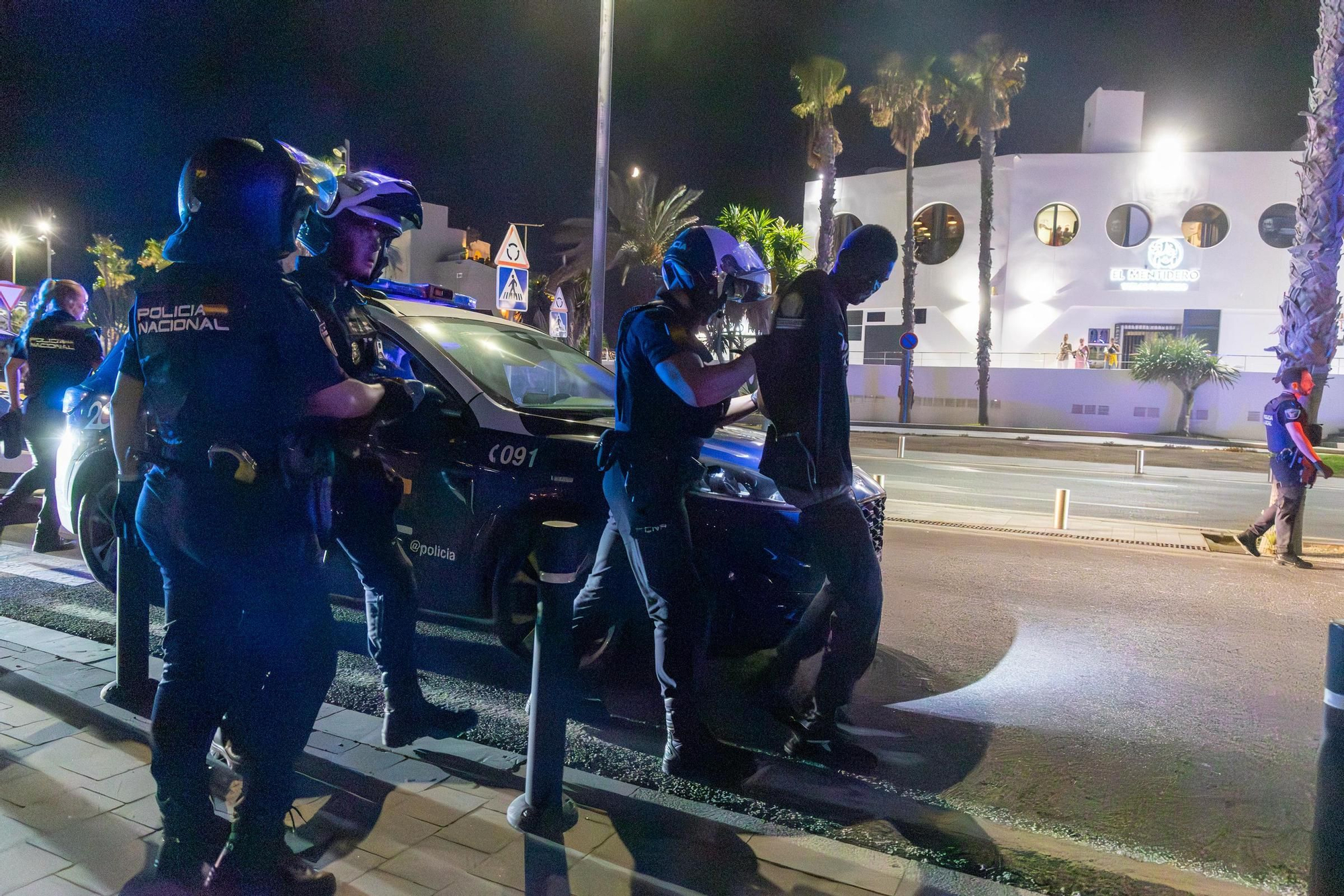 Operativo conjunto policial contra el ‘top manta’ en el puerto de Alicante