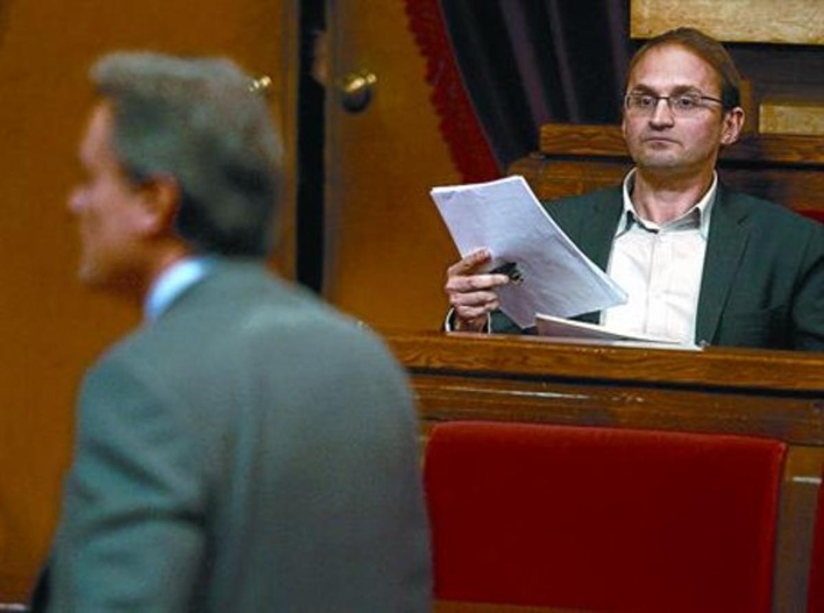 Artur Mas passa per davant de Joan Herrera, durant el ple d’investidura, el 20 de desembre passat. Artur Mas passa per davant de Joan Herrera, durant el ple d’investidura, el 20 de desembre passat.