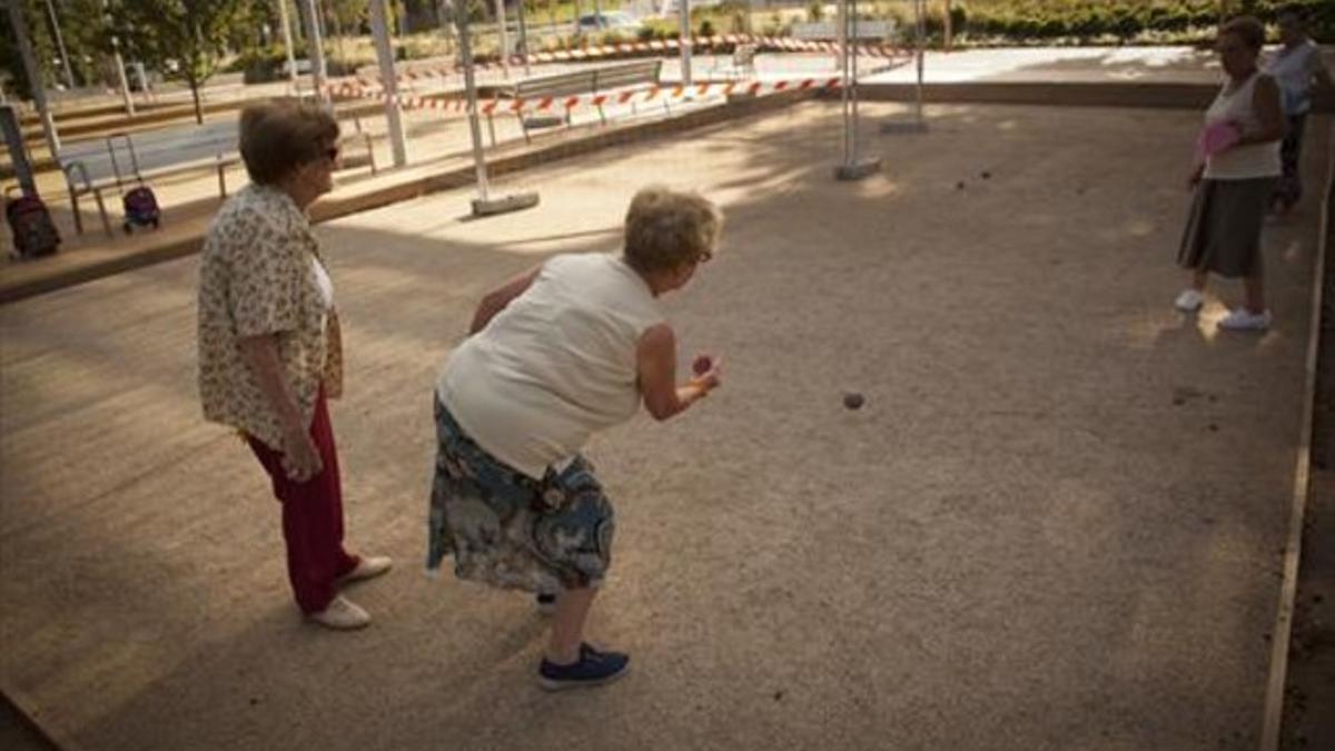 Pistas de petanca en la avenida de l'Estatut, sobre la plaza.