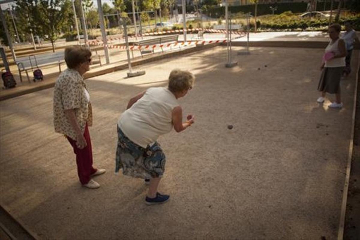 Pistas de petanca en la avenida de l'Estatut, sobre la plaza.