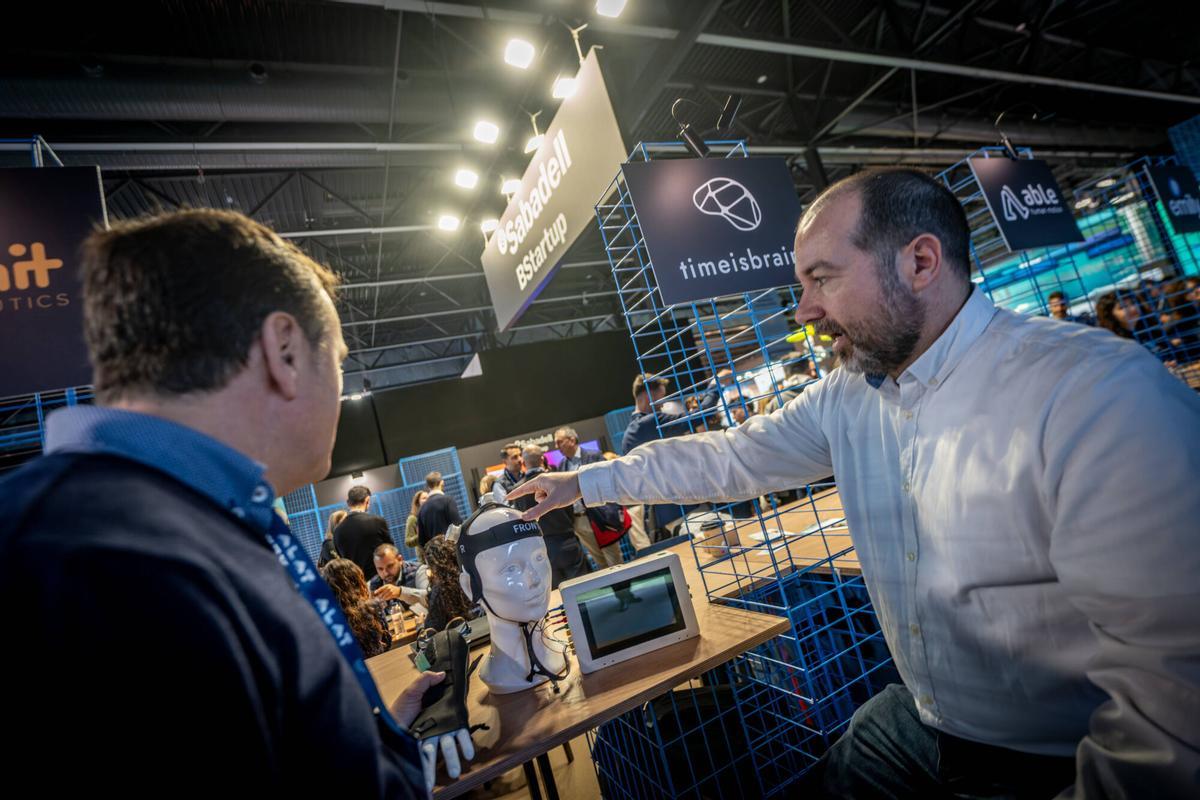 La empresa catalana Time is Brain muestra su diadema para medir lo que ocurre durante un ictus, en el Mobile World Congress 2025