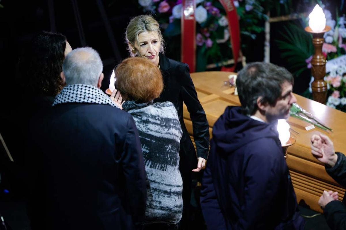 la vicepresidenta segunda y ministra de Trabajo y Economía Social, Yolanda Díaz (c, detrás), y el ministro de Cultura, Ernest Urtasun (d), asisten a la capilla ardiente.