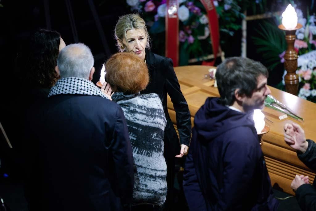 MADRID, 18/12/2024.- La vicepresidenta segunda y ministra de Trabajo y Economía Social, Yolanda Díaz (c, detrás), y el ministro de Cultura, Ernest Urtasun (d), asisten a la capilla ardiente de la actriz Marisa Paredes, instalada en el Teatro Español en Madrid este miércoles. La artista falleció a los 78 años este martes, 17 de diciembre. EFE/Zipi