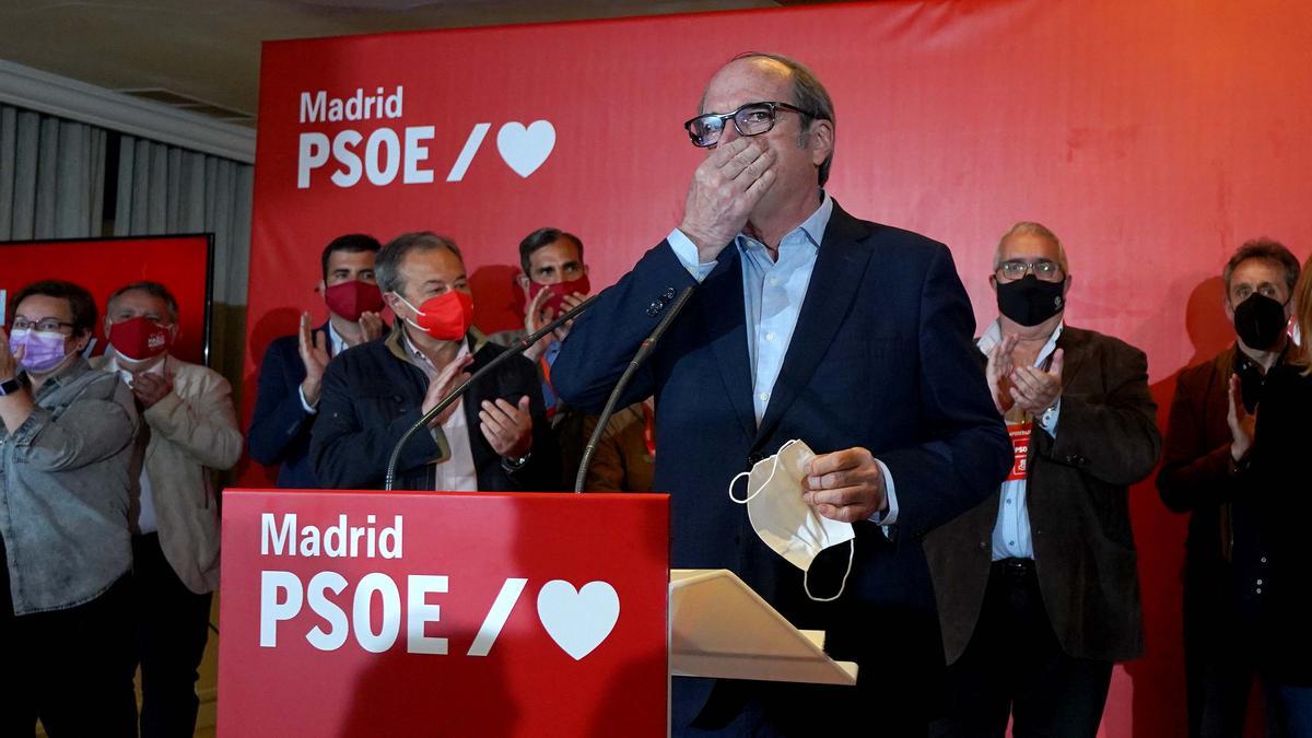 El candidato socialista, Ángel Gabilondo, durante su comparecencia en la noche electoral del 4-M en el hotel Princesa Plaza, rodeado de la cúpula del PSOE-M y de miembros de su lista.