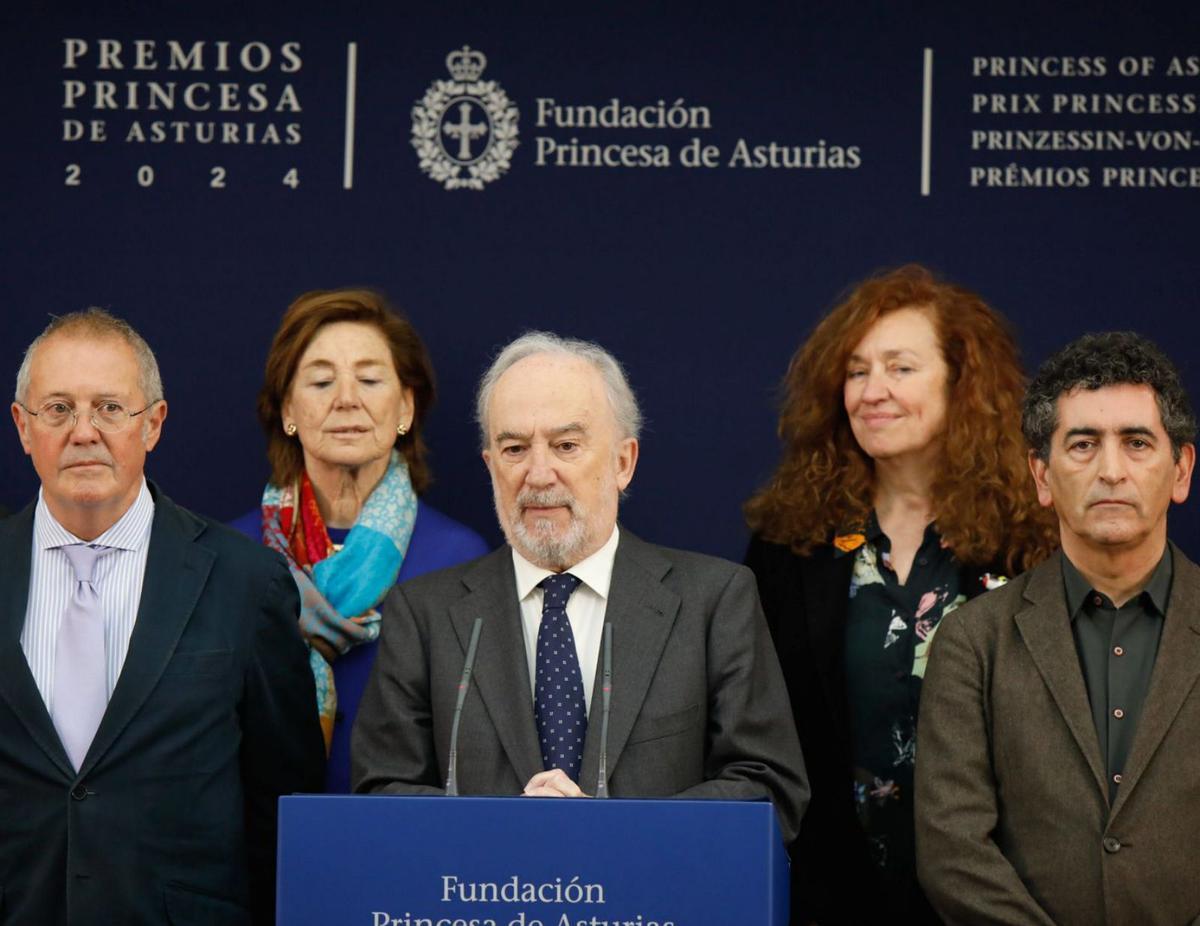 Santiago Muñoz Machado, presidente del jurado de las Letras, durante la lectura del fallo. Con él, por la izquierda, el secretario, Fernando Rodríguez Lafuente, Blanca Berasátegui, Lola Larumbe y Juan Mayorga. | Fernando Rodríguez