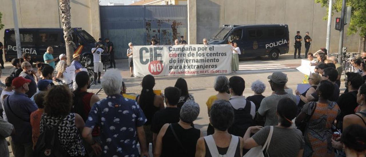 Protesta en la puerta de Centro de Internamiento de Extranjeros de Zapadores tras el suicidio de Maruan Abouaida, muerte de la que se cumplen poco más de dos años.