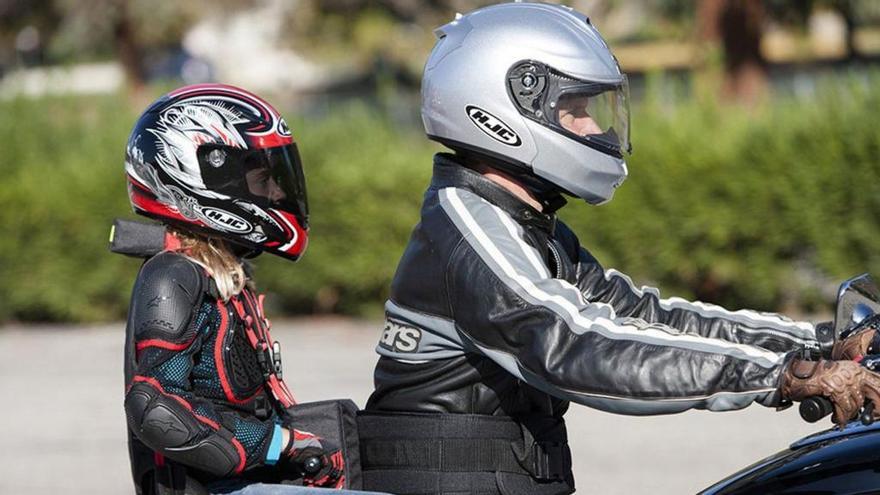 Normativa y consejos para viajar con niños en moto
