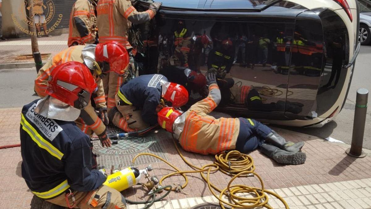 Aparatoso accidente con un coche volcado en Castelló