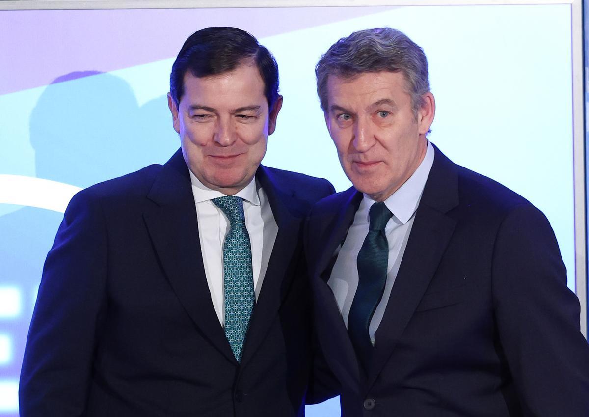 El presidente de la Junta de Castilla y León y candidato del PP para la reelección, Alfonso Fernández Mañueco, y el presidente del PP, Alberto Núñez Feijóo, durante un desayuno informativo de Nueva Economía Fórum, en el Four Seasons Hotel, a 17 de febrero