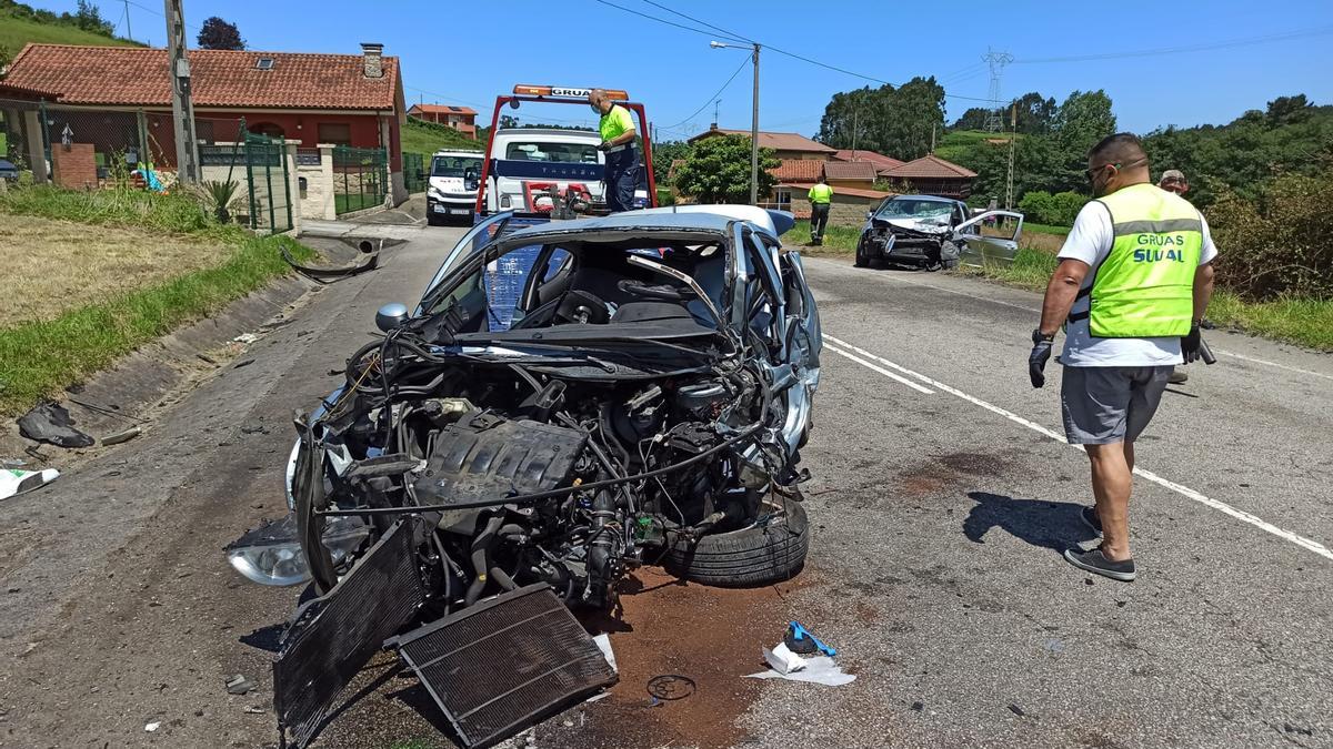 Los coches accidentados, con los frontales destrozados.