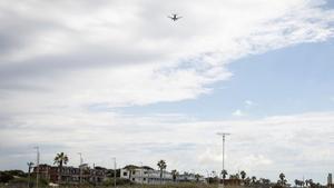 Un avión sobrevuela el municipio de Castelldefels.