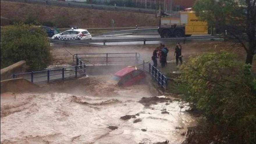 Una fuerte tromba de agua arrastra varios coches en Teruel