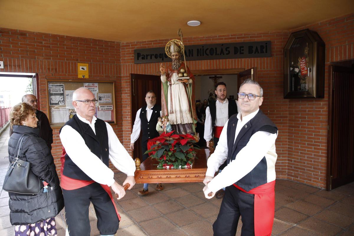 El Coto se echa a la calle para celebrar San Nicolás (en imágenes)
