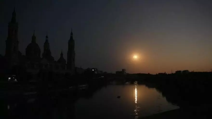 El eclipse entre las torres del Pilar: así se ha vivido la ocultación total del sol desde el puente de Piedra de Zaragoza