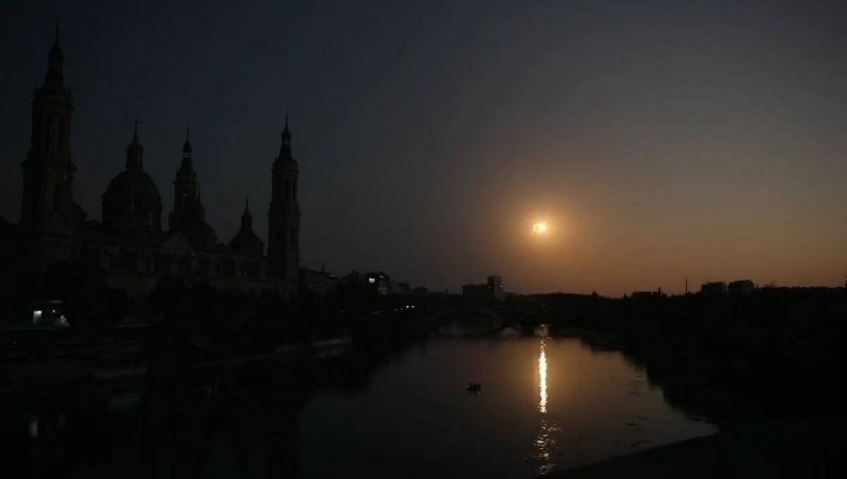 Así se ha vivido el eclipse total de sol desde el puente de Piedra de Zaragoza.
