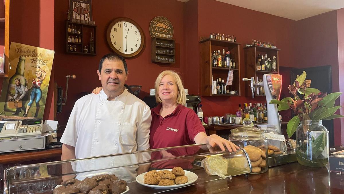 Gustavo y Vidalina Fernández en la barra de su confitería.