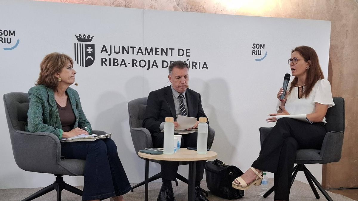 La fiscal de Derechos Humanos y Memoria Democrática Dolores Delgado, el magistrado Joaquim Bosch y la concejala Eva Lara.