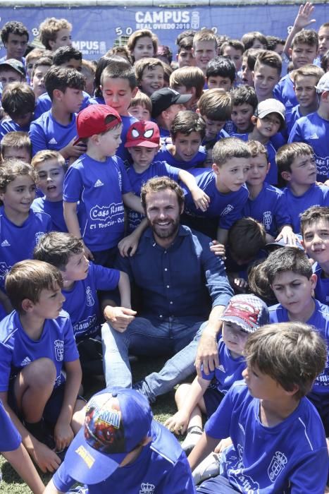 Visita de Mata al campus del Real Oviedo