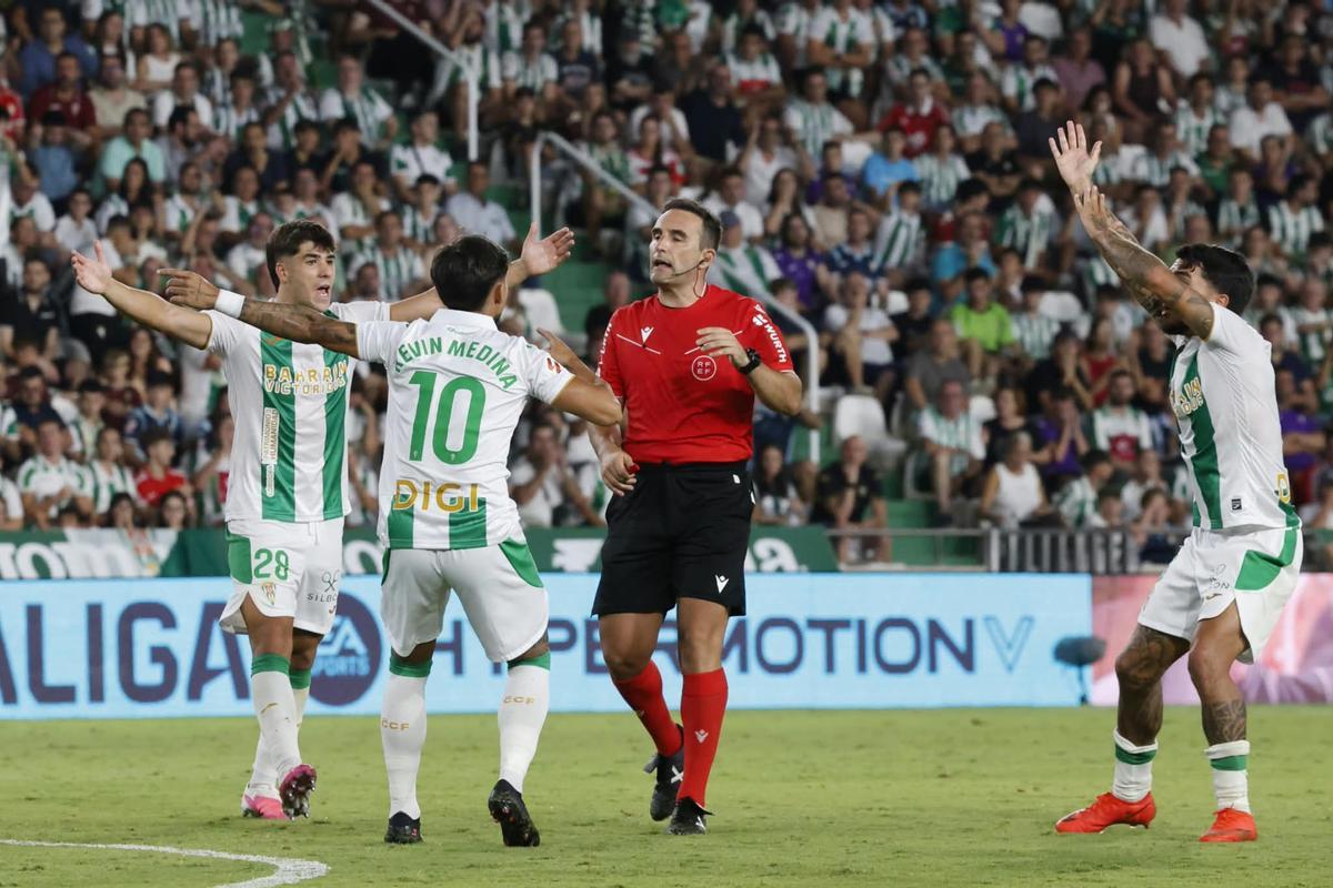 Los futbolistas del Córdoba CF reclaman una acción a Arcediano Monescillo ante el Granada.