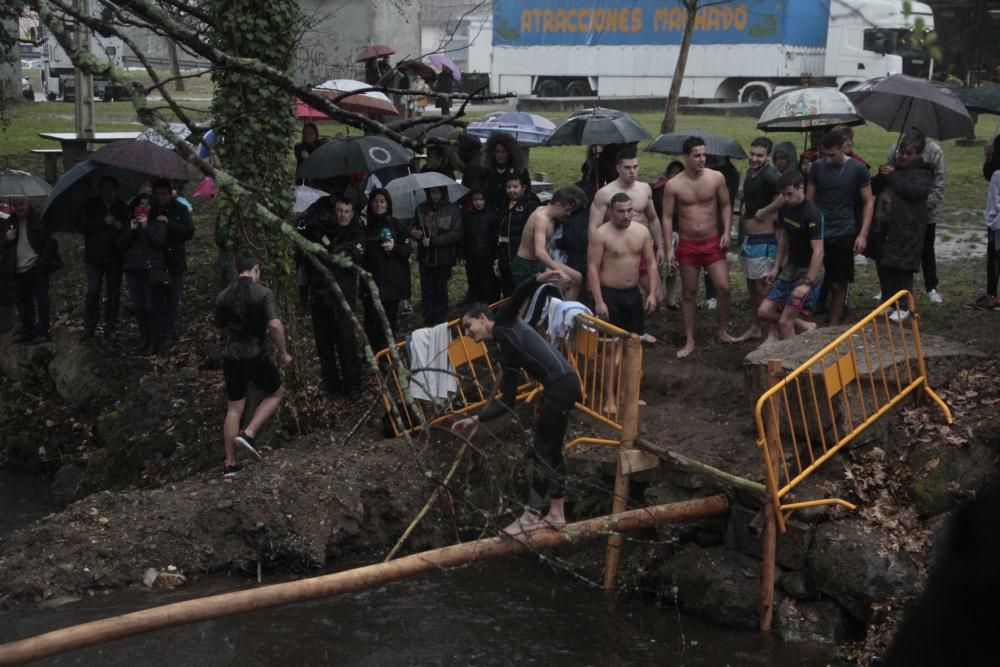 Carnaval en Galicia 2019 | Valor y frío en la tradicional "Corrida do Galo" del entroido de Vilaboa