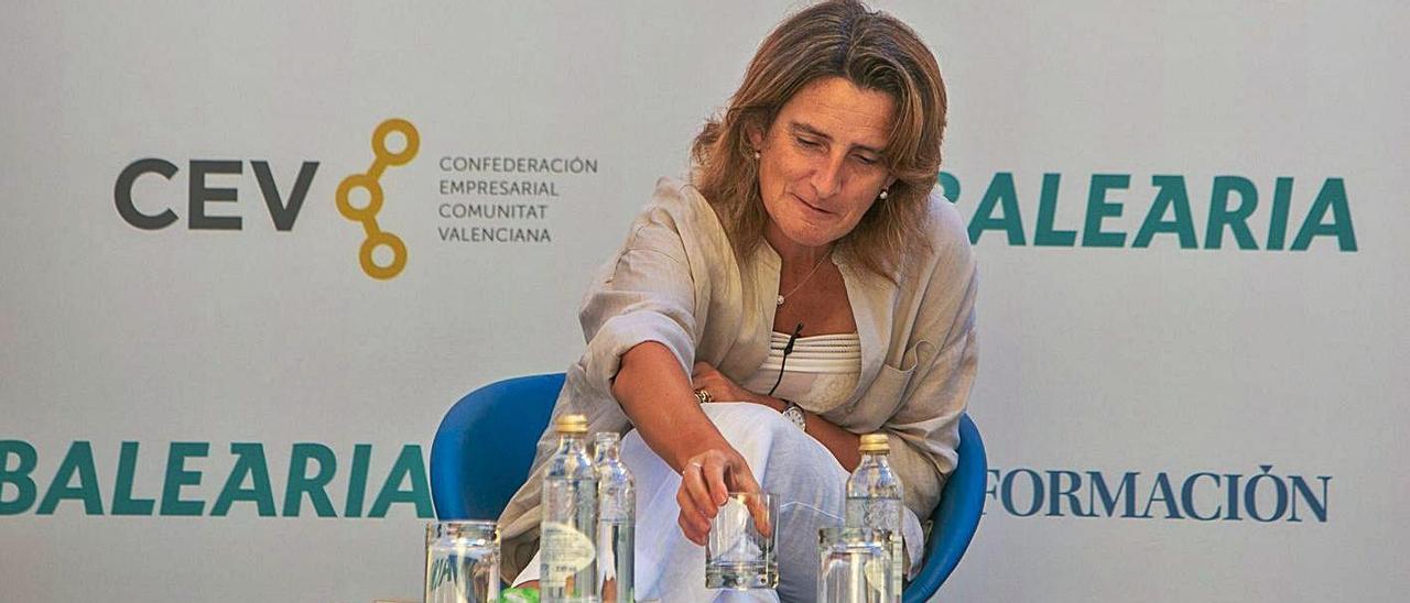 La ministra Teresa Ribera respondió a las preguntas de los regantes en el Foro Alicante. |