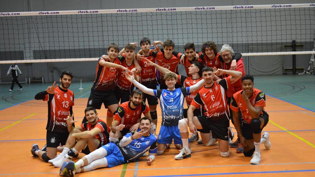 Los jugadores del Familycash Xàtiva voleibol masculino celebran la victoria por 3 - 0 (25-20/25-23/25-18) contra el CVS Tren de Sóller de Mallorca