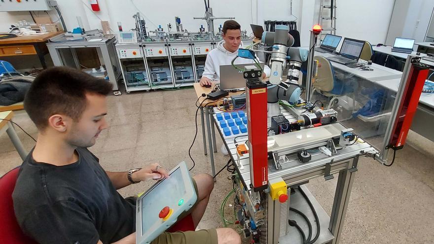 El cicle d’Automatització i Robòtica Industrial del Lacetània estrena nou equipament