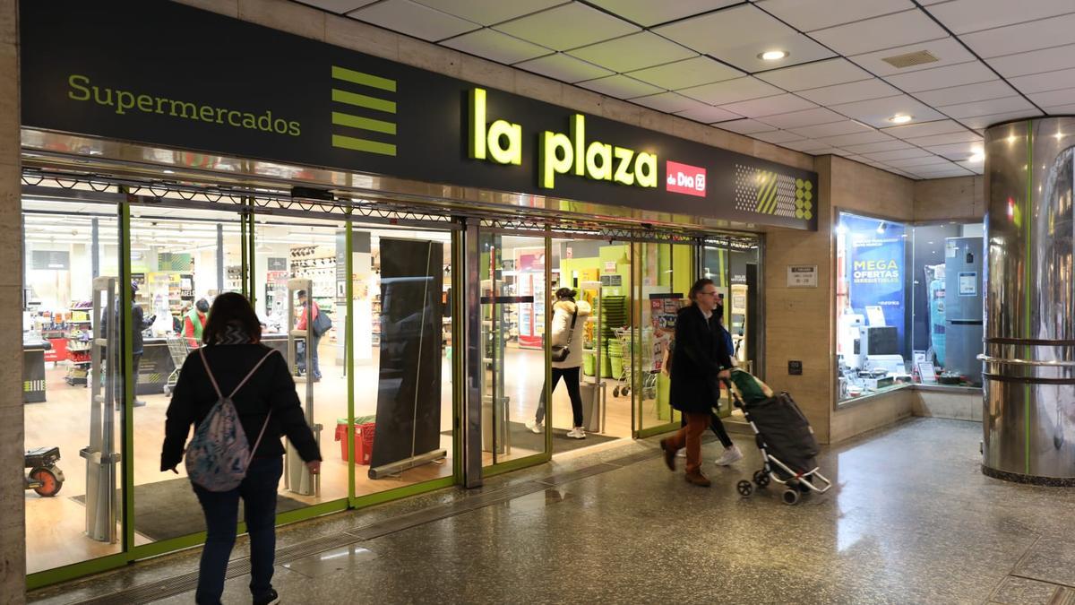 El supermercado La Plaza de Dia de la calle Cinco de Marzo de Zaragoza, el más grande de la enseña que será adquirido por Alcampo.