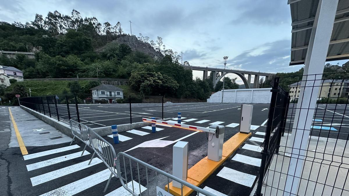Vista del nuevo aparcamiento de Luarca.