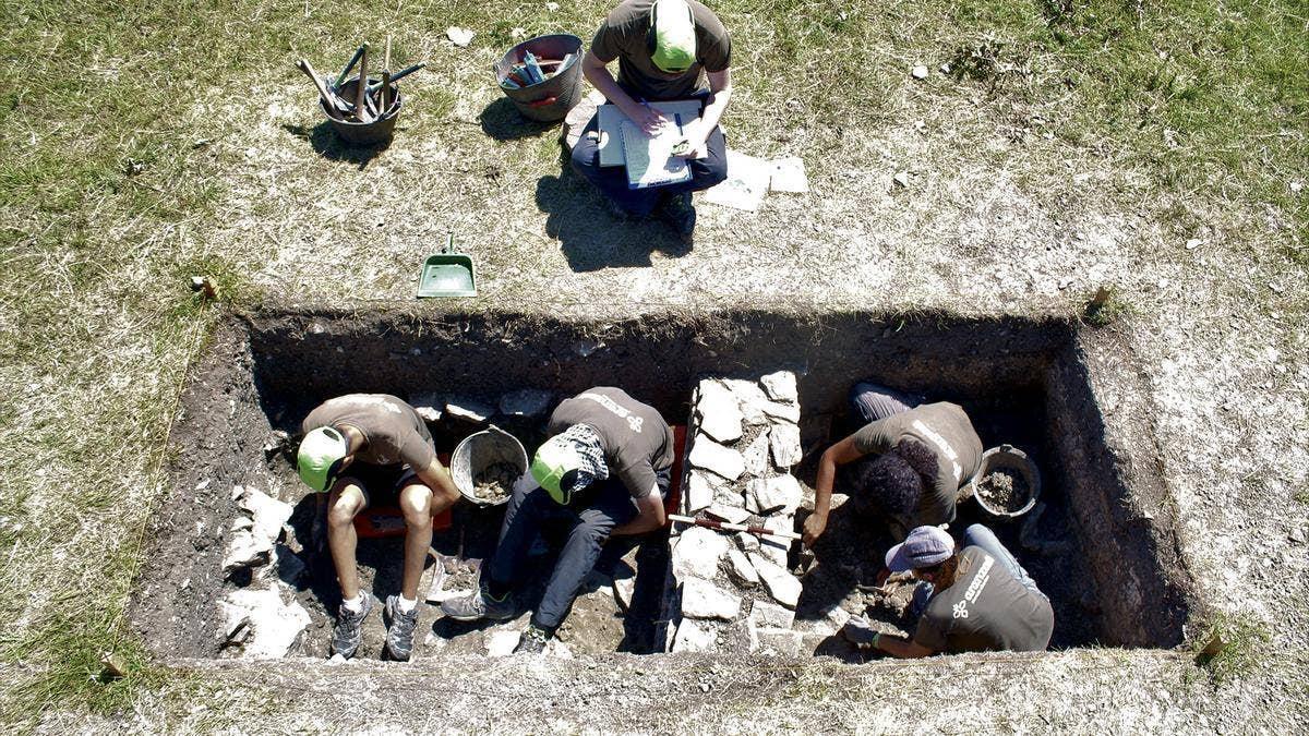 Parte del equipo de voluntarios, en los trabajos de excavación en Irulegi.