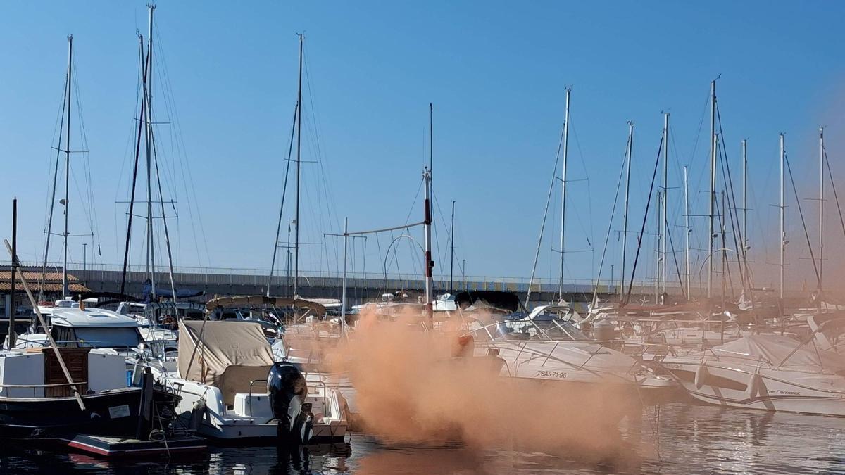Les imatges del simulacre de l'incendi d'una embarcació i un vessament de combustible al port de Palamós