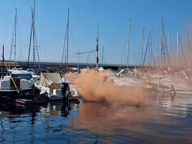 Les imatges del simulacre de l'incendi d'una embarcació i un vessament de combustible al port de Palamós
