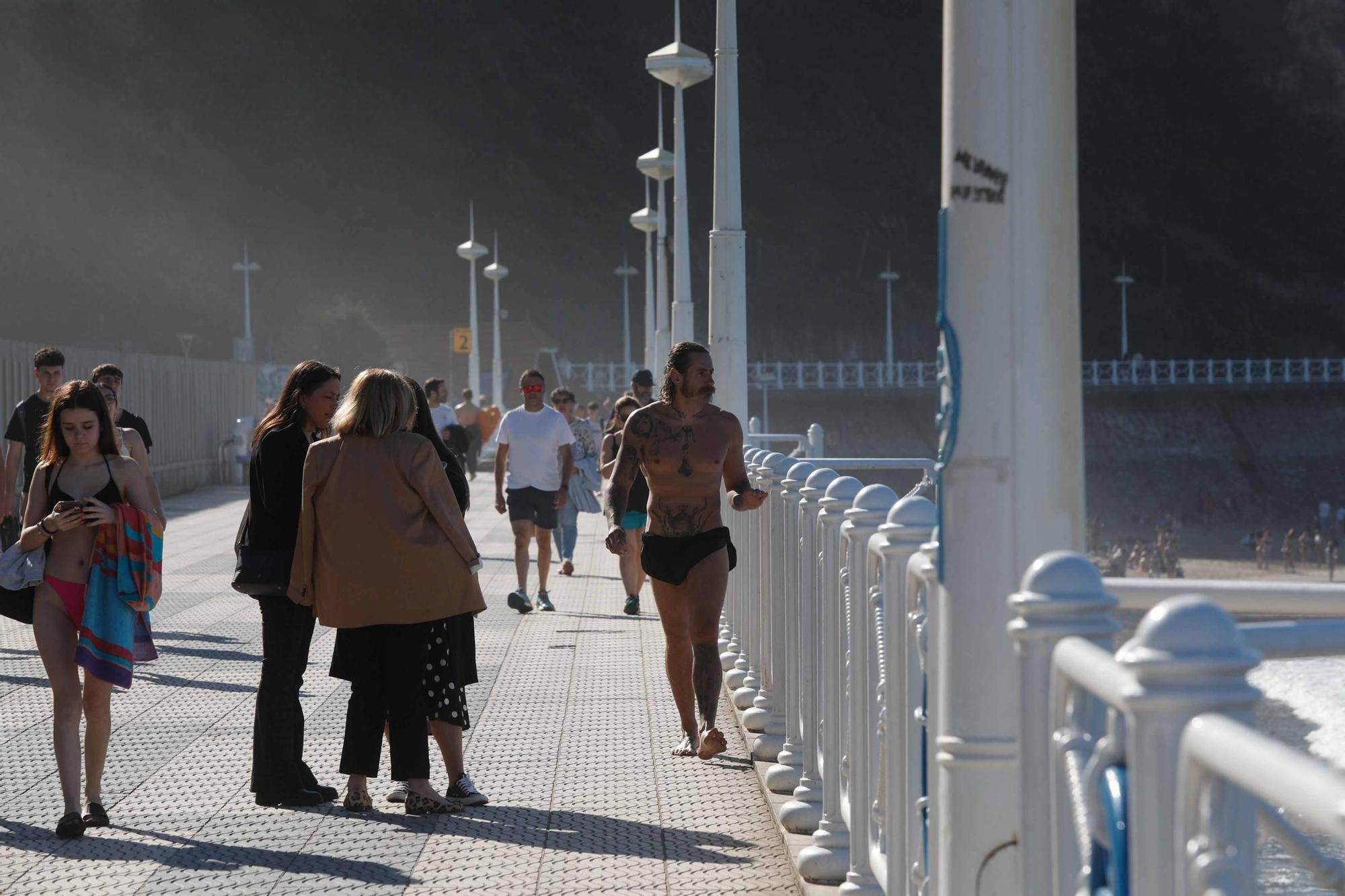 La primavera adquiere tintes veraniegos en Asturias: así fue la jornada de calor en Salinas