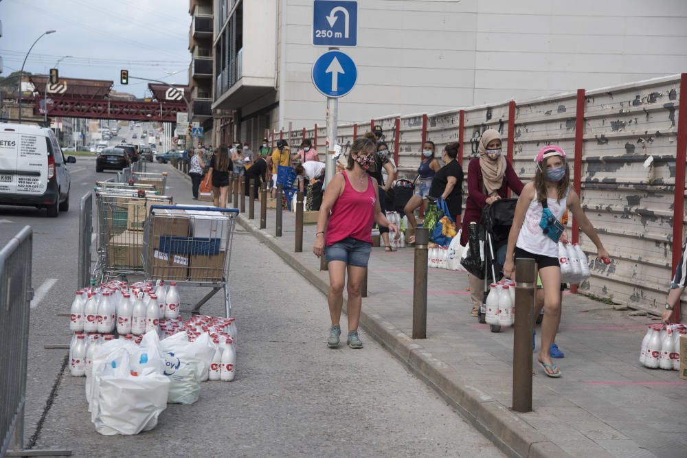 Usuaris i voluntaris de la plataforma d'aliments de Manresa