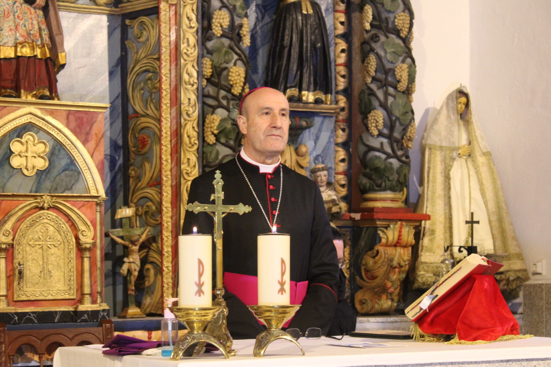 GALERÍA | El obispo visita Villanueva de la Sierra y As Hedradas