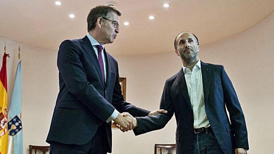 Feijóo y Jácome se saludan, antes de la reunión.