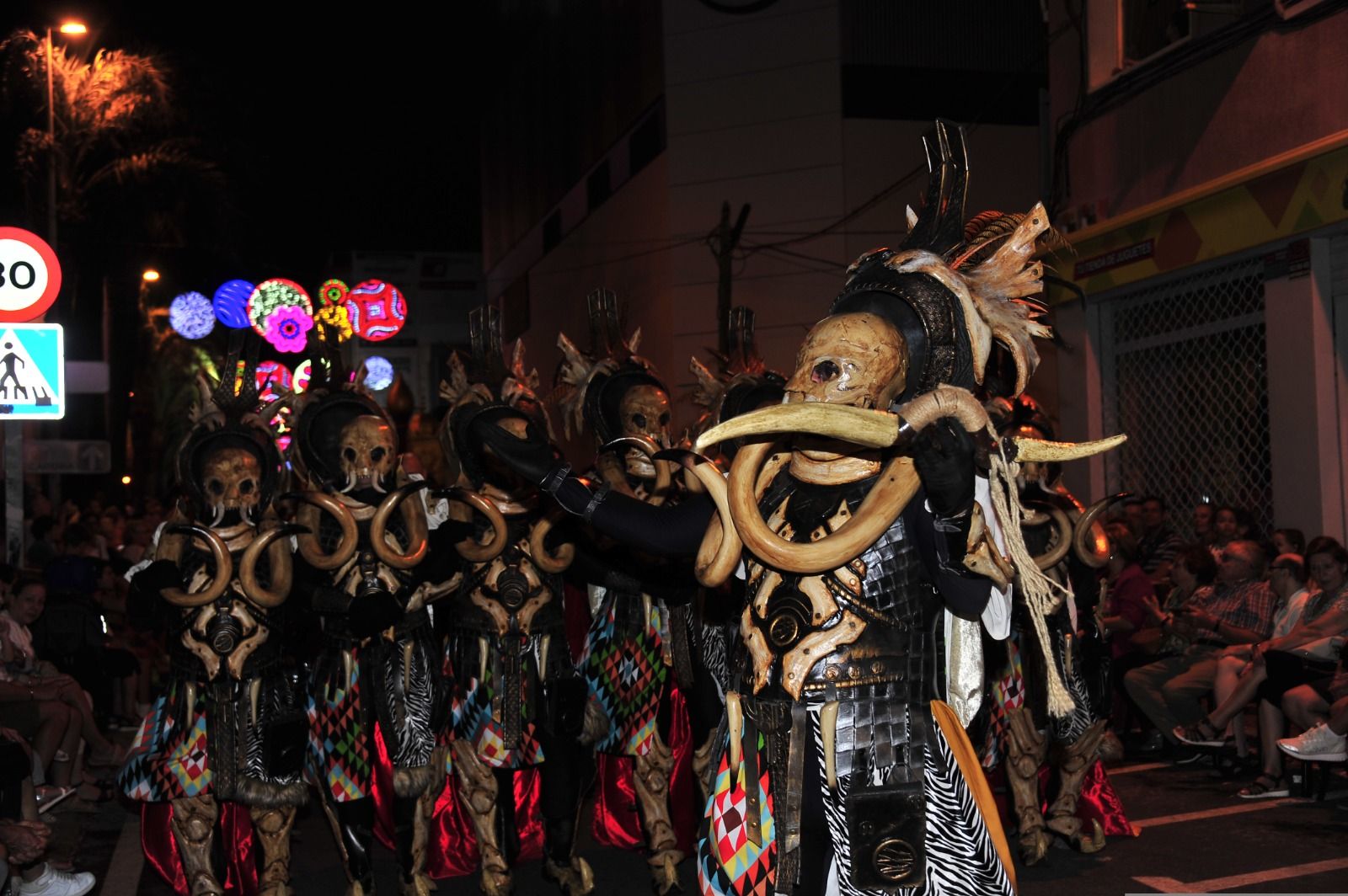 Fiestas de Santa Pola: Una Entrada que pone buena cara al mal tiempo