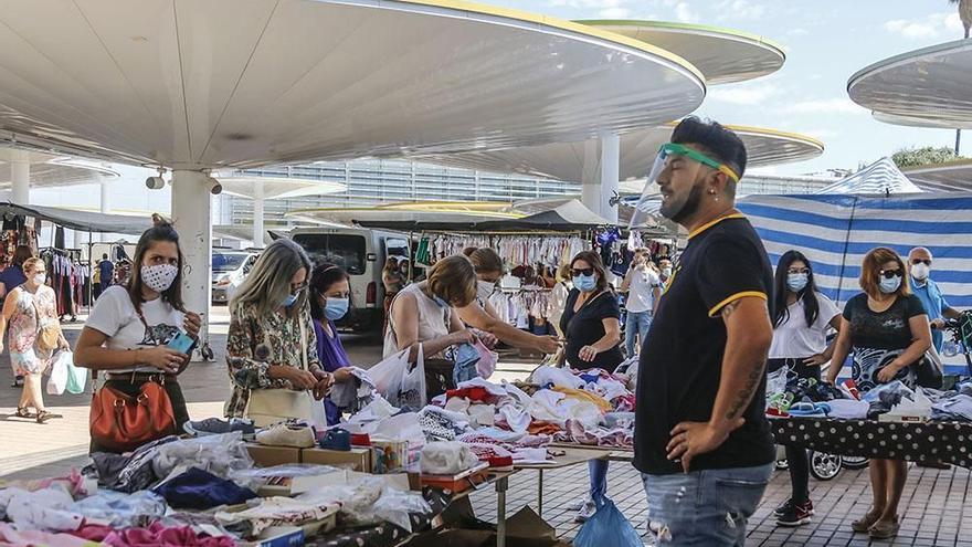 Un hombre vende en el mercadillo de Las Setas.