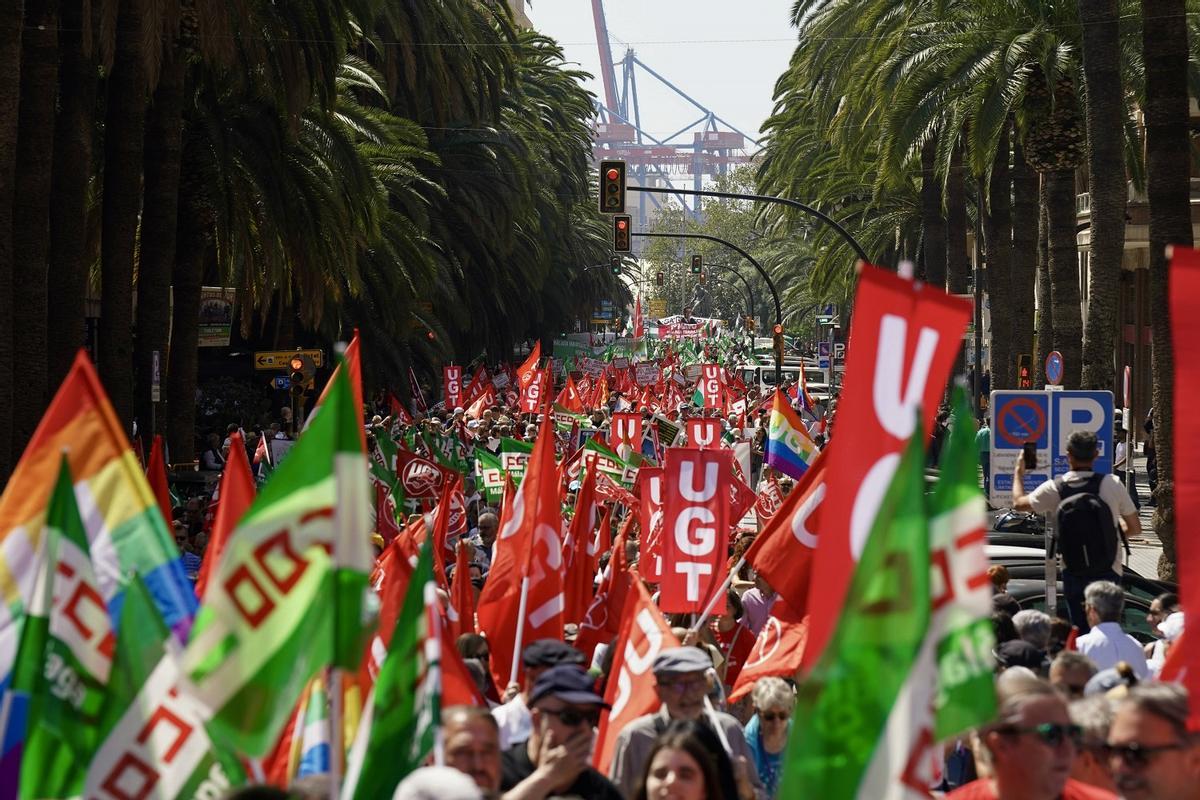 La manifestación del Primero de Mayo, a su paso por la Alameda de Colón en Málaga.