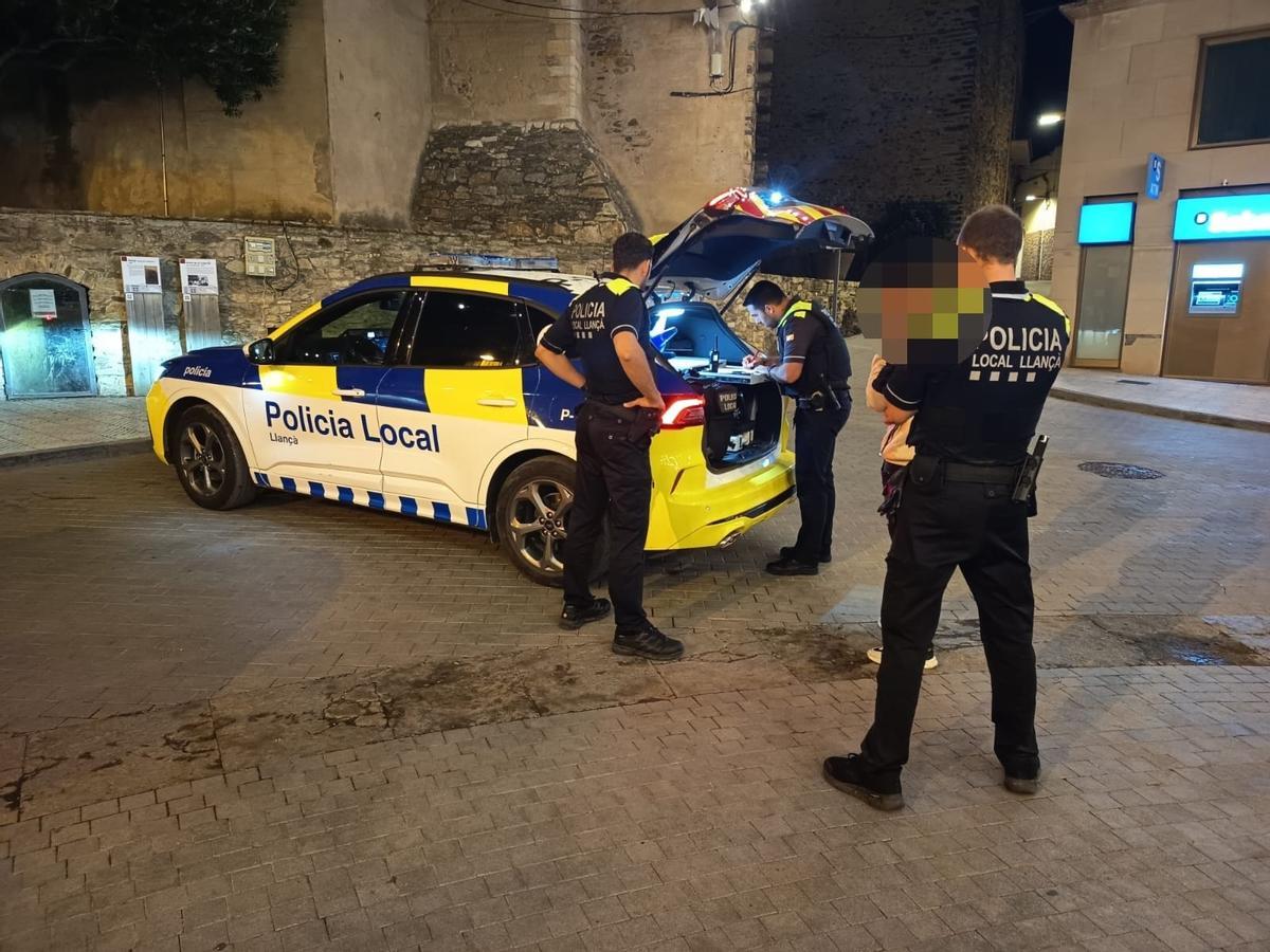 Agents de la Policia Local del Llançà al casc antic durant l'actuació.