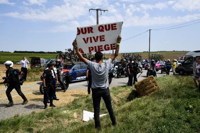 Arrojan gas lacrimógeno al pelotón del Tour de Francia