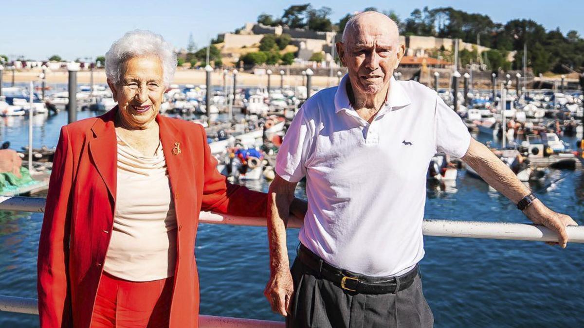 Eumelio Goce y Josefa González en el puerto de Baiona.