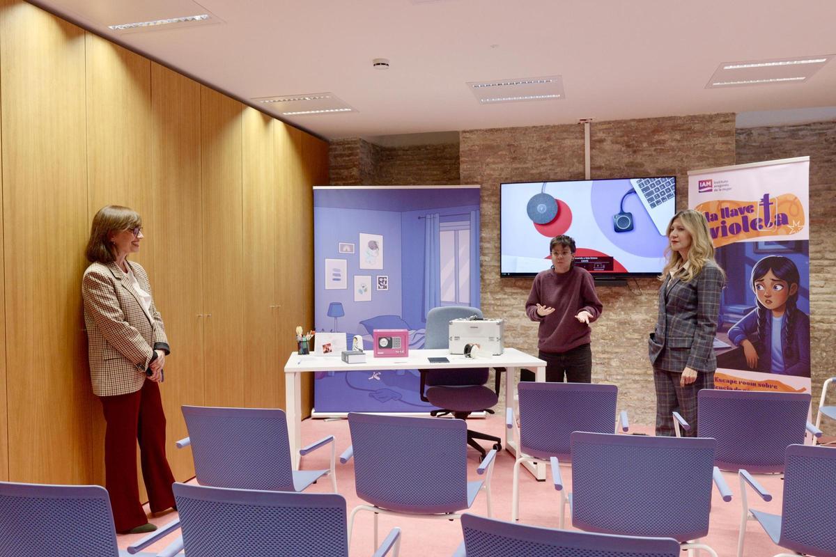 María Antoñanzas y Mar Vaquero con una de las trabajadoras del Caivis de Zaragoza.