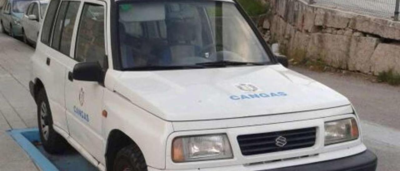 Un coche del Concello de Cangas aparcado en zona de minusválidos en O Gatañal. // G.N.