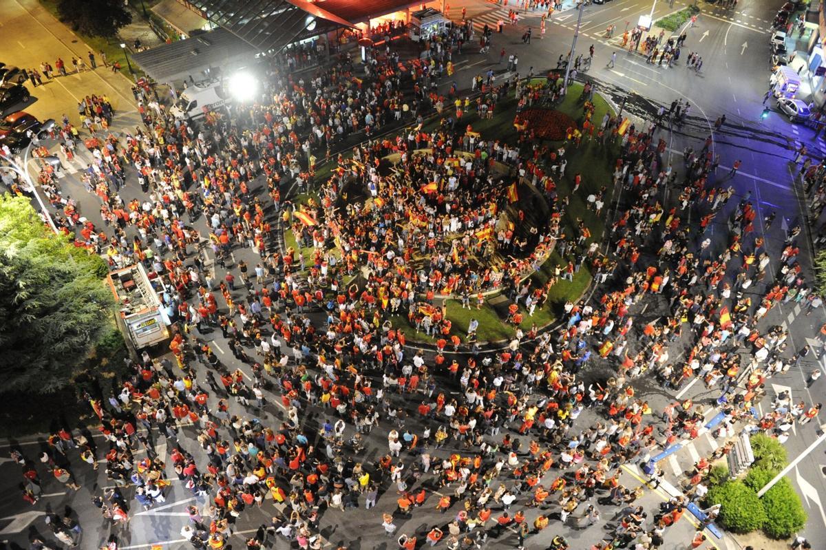 Celebración del Mundial de 2010 en la fuente de Cuatro Caminos de A Coruña