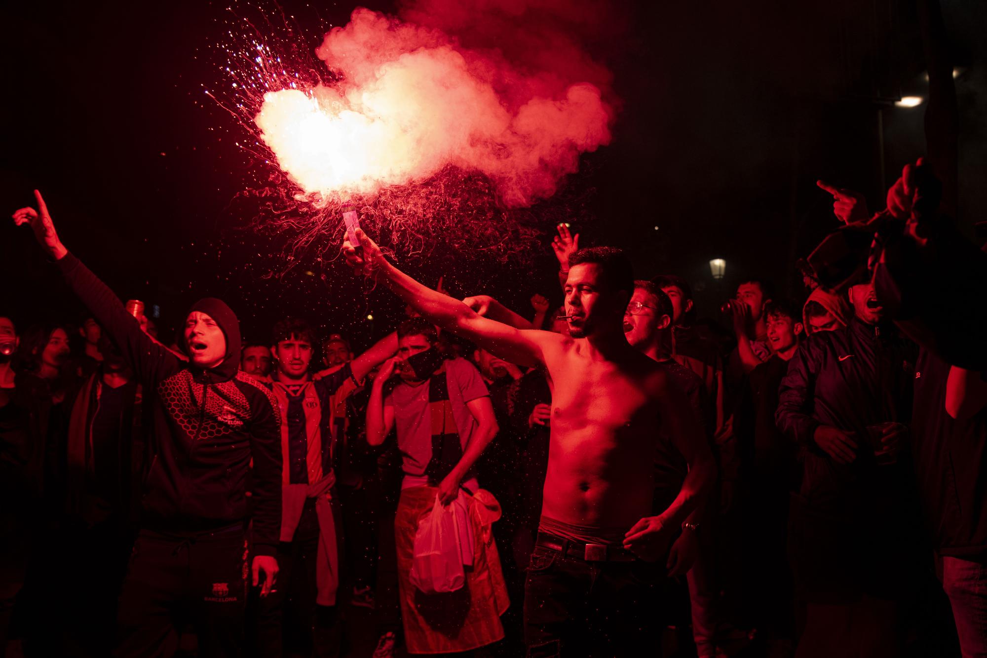 GALERIA | Els aficionats del Barça tornen a Canaletes per celebrar la Lliga