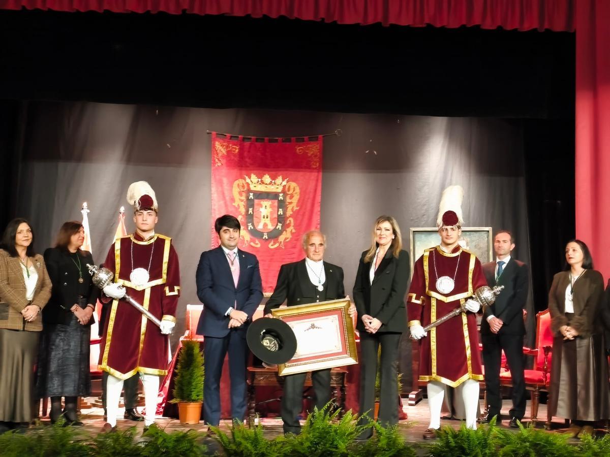 El Puri con la alcaldesa recibe el título de hijo predilecto de Bujalance.