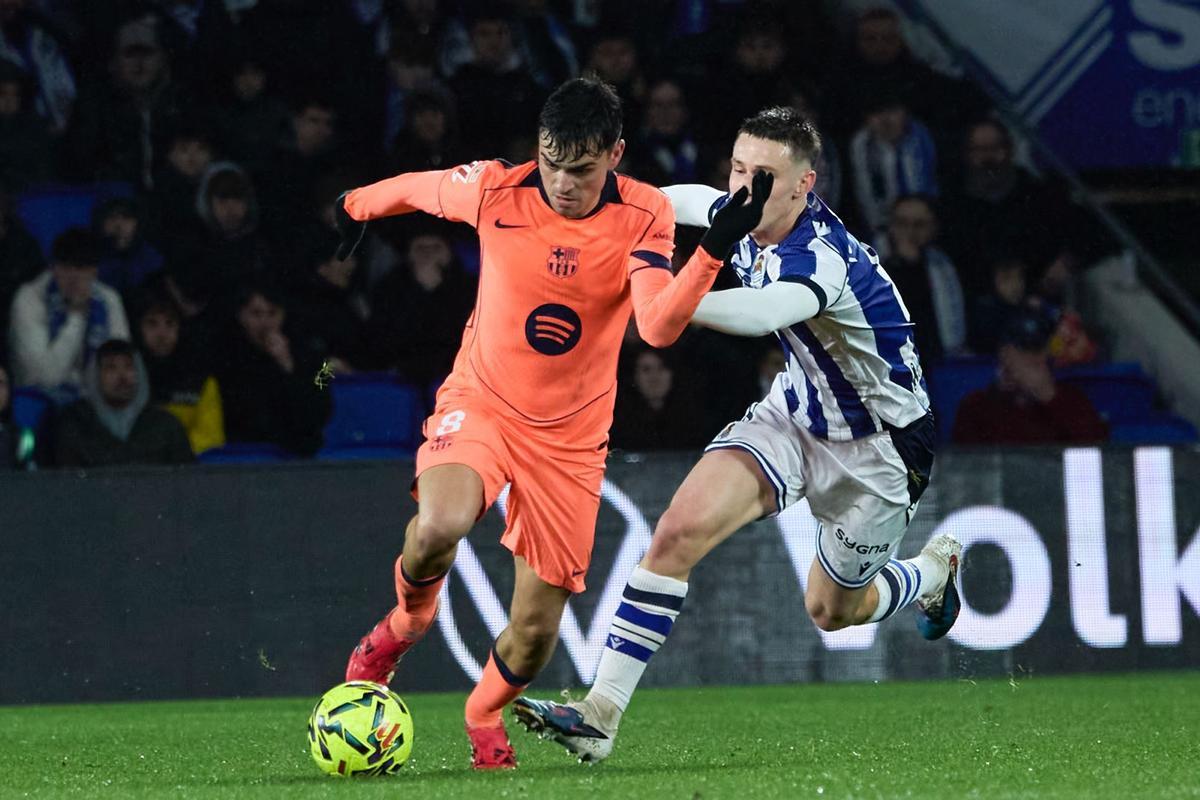 Pedri regatea a Igor Zubeldia durante el partido en el Reale Arena