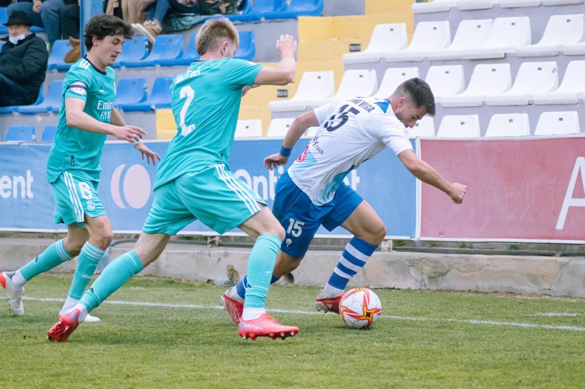 Un lance del partido entre Alcoyano y Castilla en el Collao.
